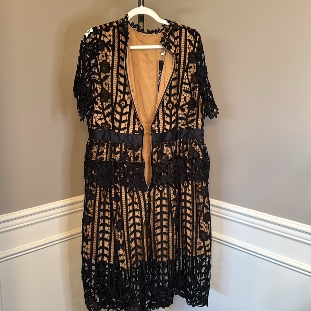DALIA MACPHEE Black/Nude Short Sleeve Lace Dress With Floral Edging - Picture 9 of 11
